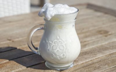 Ayranul, băutura răcoritoare cu origini milenare care cucerește și românii Ayranul, o băutură tradițională cu un gust ușor sărat și o textură cremoasă, revine în atenția publică datorită proprietăților sale hidratante și a beneficiilor pentru sănătate