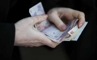 Noua lege a salarizării în discuție: Decuplarea de salariul minim și schimbări majore Ministrul Muncii, Florin Manole, a anunțat că discuțiile privind noua lege a salarizării, un jalon important din cadrul Planului Național de Redresare și Reziliență (PNRR), sunt într-o fază avansată