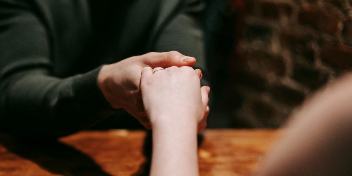 Un sărut pe mână, agresiune sexuală: Decizia Curții Supreme din Spania Curtea Supremă a Spaniei a stabilit că sărutul pe mână, efectuat fără consimțământul femeii, poate fi considerat agresiune sexuală