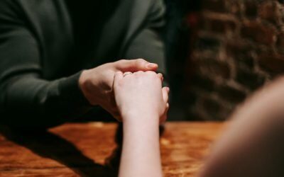 Un sărut pe mână, agresiune sexuală: Decizia Curții Supreme din Spania Curtea Supremă a Spaniei a stabilit că sărutul pe mână, efectuat fără consimțământul femeii, poate fi considerat agresiune sexuală