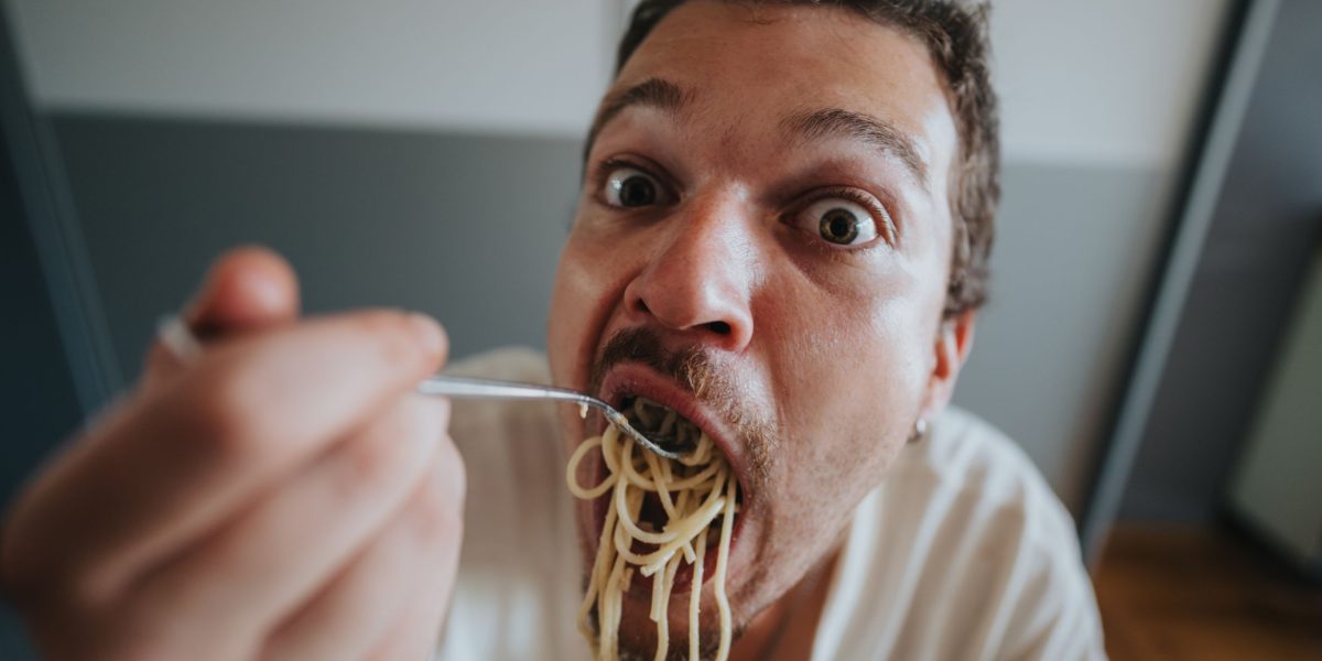 Bărbații au nevoie de mai multe calorii decât femeile? Adevărul din spatele unei presupuneri Întrebarea dacă bărbații necesită mai multe calorii decât femeile pare să aibă un răspuns simplu, dar realitatea este mult mai complexă