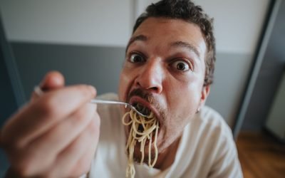 Bărbații au nevoie de mai multe calorii decât femeile? Adevărul din spatele unei presupuneri Întrebarea dacă bărbații necesită mai multe calorii decât femeile pare să aibă un răspuns simplu, dar realitatea este mult mai complexă