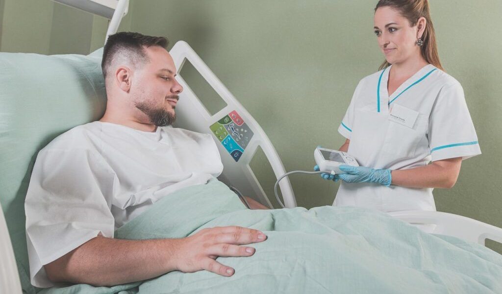 Mai multe spitale din România vor beneficia de unități speciale pentru pacienții cu afecțiuni cardiace critice Ministrul Sănătății, Alexandru Rogobete, a anunțat vineri extinderea rețelei de Unități de Supraveghere și Tratament Avansat al Pacienților Cardiaci Critici (AP-USTACC) cu încă patru spitale