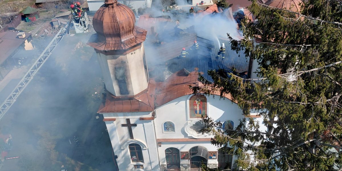 Incendiu devastator la o biserică monument istoric din Prahova; circulația pe DN1, restricționată Un incendiu puternic a izbucnit duminică dimineața la turla unei biserici monument istoric din comuna Puchenii Moșneni, județul Prahova