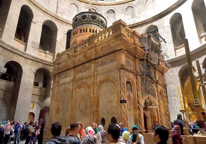 Patriarhul latin al Ierusalimului, împiedicat să celebreze liturghia din Duminica Floriilor la Biserica Sfântului Mormânt, a stârnit reacții vehemente