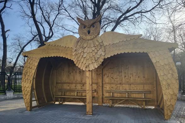 Stația de autobuz-bufniță din Craiova, contestată de opoziție și controversată în rândul craiovenilor O stație de autobuz cu un design neobișnuit, în formă de bufniță, a stârnit controverse la Craiova