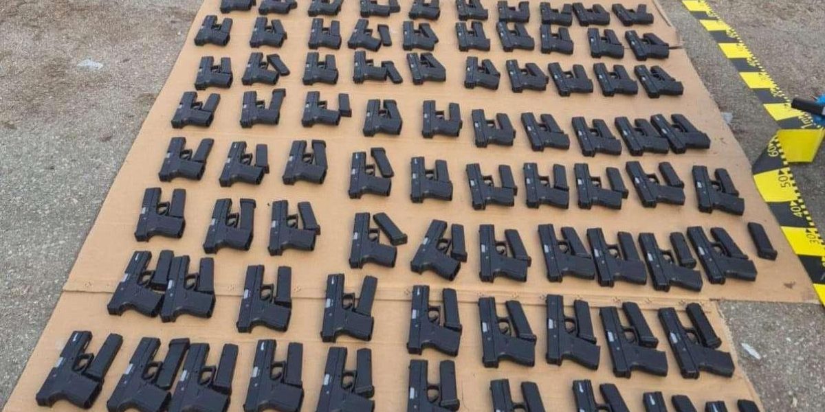 Captură impresionantă la Calafat: Peste 100 de pistoale și zeci de mii de țigări de contrabandă, descoperite într-un camion Polițiștii de frontieră au făcut o descoperire importantă la punctul de control Calafat