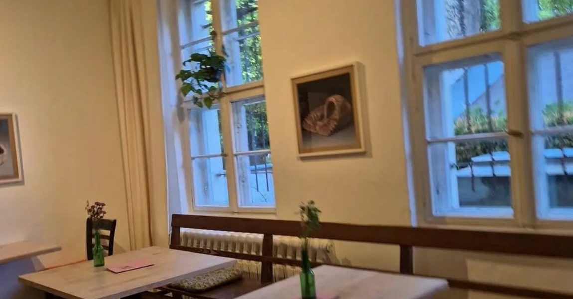 Cafenelele din cimitire, o tradiție neobișnuită în Berlin În inima Berlinului, o tradiție neobișnuită se perpetuează de ani buni: cafenelele amplasate chiar în interiorul cimitirelor