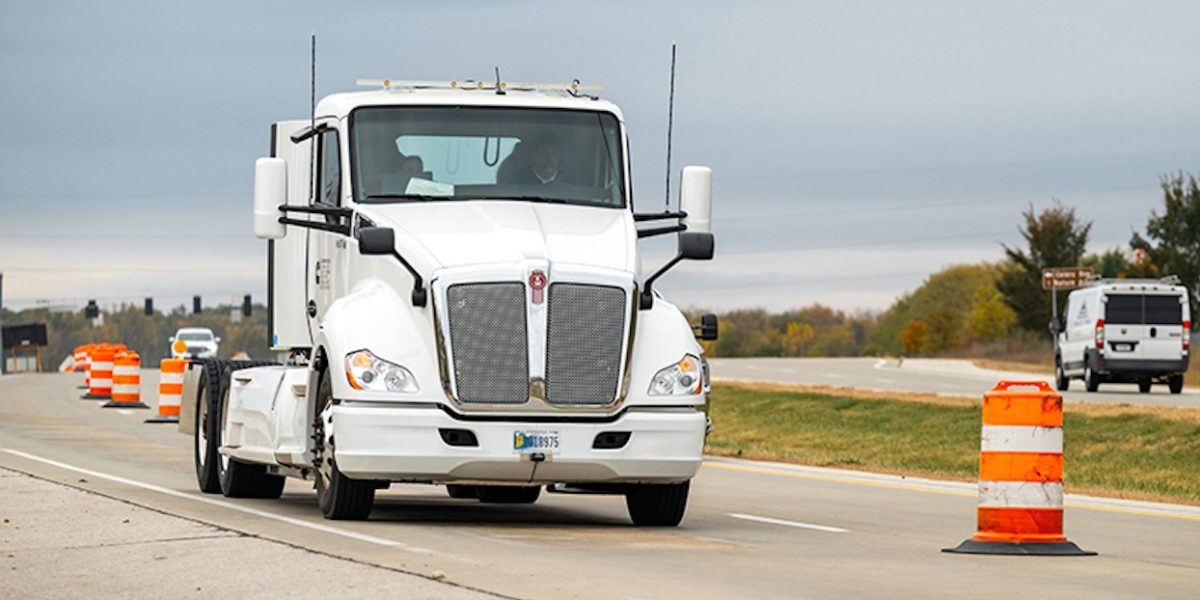 Camioanele electrice: costuri mai mici, dar cu o condiție Un studiu recent arată că trecerea la camioane electrice poate aduce economii semnificative pentru operatorii de transport, dar succesul depinde de adaptarea rutei și a operațiunilor