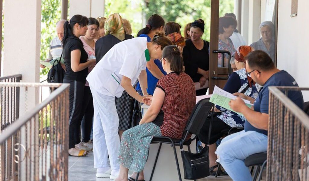 Consultații gratuite pentru bucureșteni prin caravana „obezitatea este o boală”