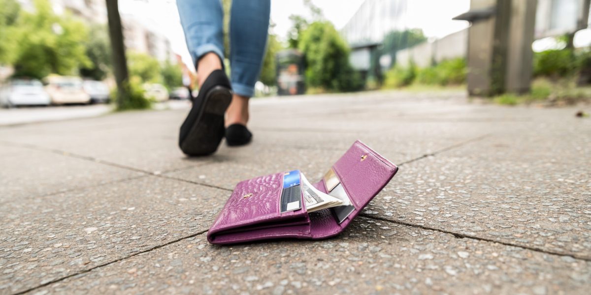 O femeie din Aiud, județul Alba, a fost reținută de polițiști după ce a folosit un card bancar găsit pe domeniul public pentru a retrage bani de la un bancomat