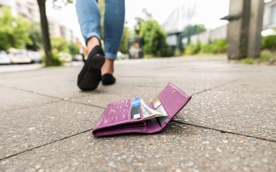 O femeie din Aiud, județul Alba, a fost reținută de polițiști după ce a folosit un card bancar găsit pe domeniul public pentru a retrage bani de la un bancomat