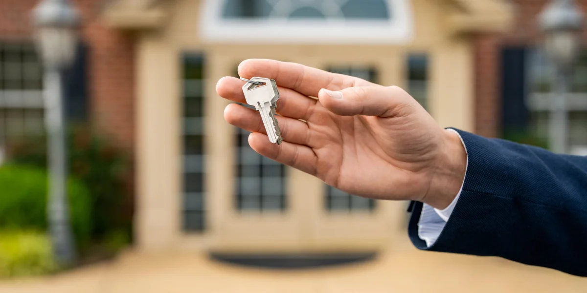 Uzucapiunea, calea legală prin care poți deveni proprietar chiar dacă nu ești în acte Uzucapiunea, cunoscută drept „prescripție achizitivă”, reprezintă o modalitate legală de a dobândi dreptul de proprietate asupra unui bun, chiar dacă persoana care îl stăpânește nu figurează în acte ca proprietar