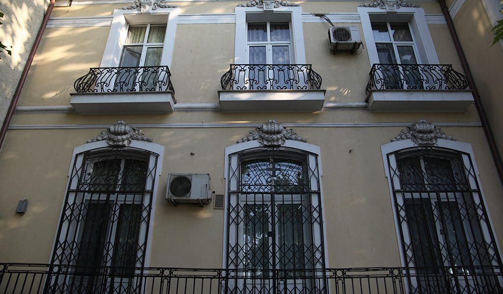 Conflict juridic la Constanța: Arhiepiscopia Tomisului dă în judecată primăria pentru vila arhierească Arhiepiscopia Tomisului a inițiat un proces împotriva Primăriei Constanța, vizând obținerea proprietății asupra vilei arhierești, reședința actuală a arhiepiscopului Teodosie