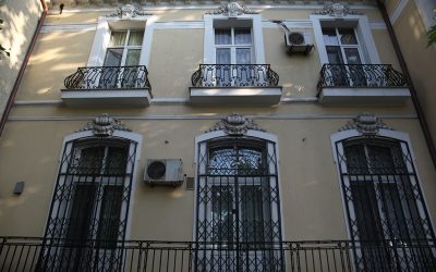 Conflict juridic la Constanța: Arhiepiscopia Tomisului dă în judecată primăria pentru vila arhierească Arhiepiscopia Tomisului a inițiat un proces împotriva Primăriei Constanța, vizând obținerea proprietății asupra vilei arhierești, reședința actuală a arhiepiscopului Teodosie