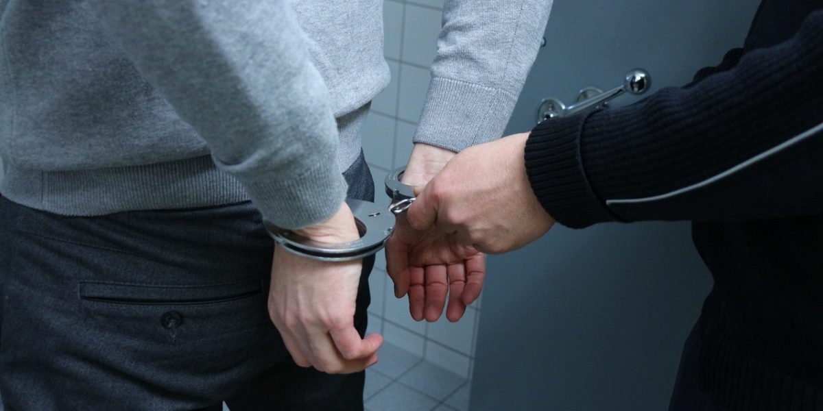 Amenințări pe rețelele sociale: Un bărbat din Gorj, reținut de poliție Un bărbat în vârstă de 51 de ani din comuna Albeni, județul Gorj, a fost reținut de polițiști după ce a amenințat o tânără prin intermediul unei rețele de socializare