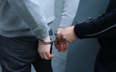 Amenințări pe rețelele sociale: Un bărbat din Gorj, reținut de poliție Un bărbat în vârstă de 51 de ani din comuna Albeni, județul Gorj, a fost reținut de polițiști după ce a amenințat o tânără prin intermediul unei rețele de socializare