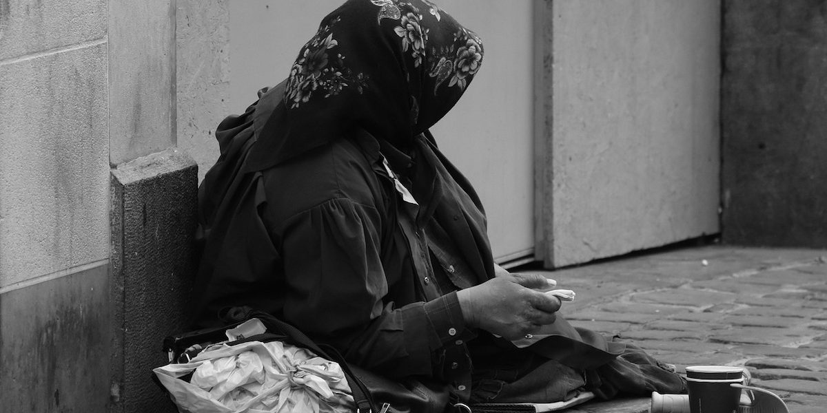 O tabără improvizată de cetățeni români într-o zonă exclusivistă a Londrei a stârnit o serie de controverse în Marea Britanie, fiind acuzată de implicare într-o operațiune organizată de cerșetorie