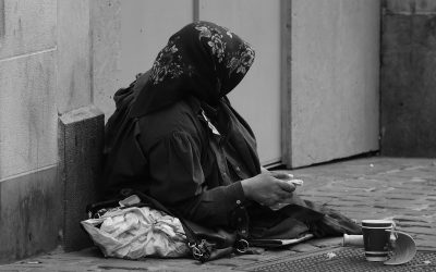 O tabără improvizată de cetățeni români într-o zonă exclusivistă a Londrei a stârnit o serie de controverse în Marea Britanie, fiind acuzată de implicare într-o operațiune organizată de cerșetorie