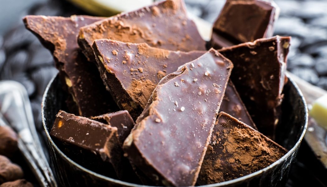 Ciocolata de casă, un desert din ce în ce mai popular Tot mai mulți români aleg să prepare deserturi în propria bucătărie, o tendință alimentată de dorința de a controla ingredientele și de a evita produsele ultraprocesate