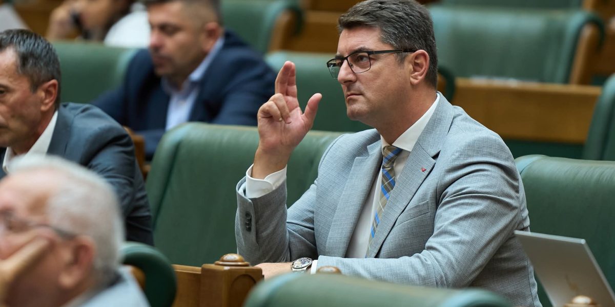 Senatori AUR, respinși de Senat în demersul de a obține finanțare pentru o conferință din SUA Trei senatori ai partidului AUR au cerut decontarea cheltuielilor de transport, cazare și diurnă pentru participarea la evenimentul ”Alianța Națiunilor Suverane”, organizat în Statele Unite ale Americii, în perioada 4-6 martie