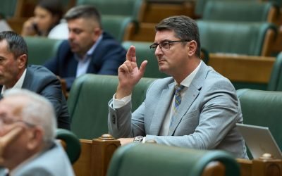 Senatori AUR, respinși de Senat în demersul de a obține finanțare pentru o conferință din SUA Trei senatori ai partidului AUR au cerut decontarea cheltuielilor de transport, cazare și diurnă pentru participarea la evenimentul ”Alianța Națiunilor Suverane”, organizat în Statele Unite ale Americii, în perioada 4-6 martie