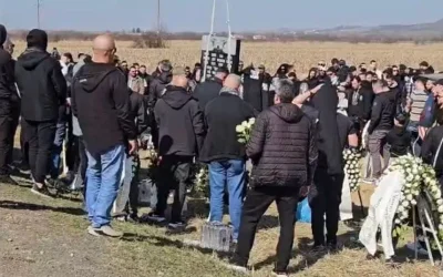 Comemorare emoționantă la locul tragediei din Timiș Sâmbătă, în județul Timiș, a avut loc o comemorare tulburătoare la locul accidentului tragic în care și-au pierdut viața șapte suporteri greci