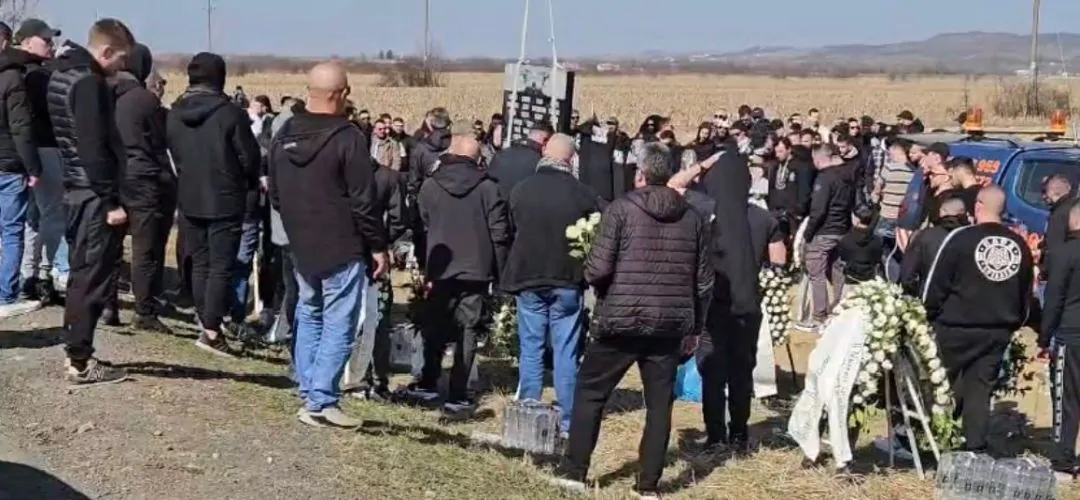 Comemorare emoționantă la locul tragediei din Timiș Sâmbătă, în județul Timiș, a avut loc o comemorare tulburătoare la locul accidentului tragic în care și-au pierdut viața șapte suporteri greci