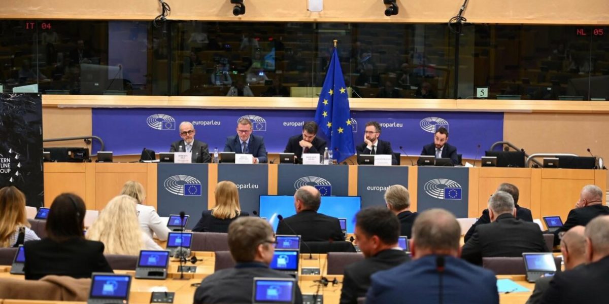 UE vrea să sprijine regiunile de frontieră, inclusiv România, cu miliarde de euro Comisia Europeană a prezentat o strategie amplă pentru sprijinirea regiunilor din Uniunea Europeană aflate la granița estică