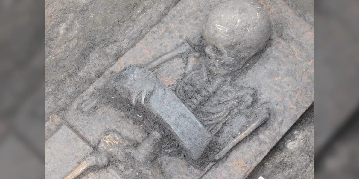 Descoperire arheologică inedită: Doi copii samniți îngropați cu centuri specifice războinicilor O descoperire arheologică recentă din situl Pontecagnano, Italia, a stârnit un interes considerabil în rândul specialiștilor