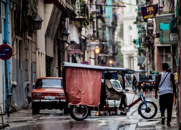 Cuba se confruntă cu o criză de combustibil pentru aviație, zborurile fiind afectate Penuria de kerosen pe aeroporturile din Cuba va continua cel puțin până în aprilie, potrivit unei notificări transmise de autoritățile aeroportuare companiilor aeriene