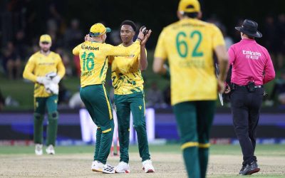 Debutantul Mokoena, eroul Africii de Sud într-o victorie surprinzătoare în fața Noii Zeelande Mount Maunganui, Noua Zeelandă – Echipa de crichet a Africii de Sud a învins Noua Zeelandă cu șapte wicket-uri într-un meci tensionat din prima etapă a turneului Twenty20, duminică