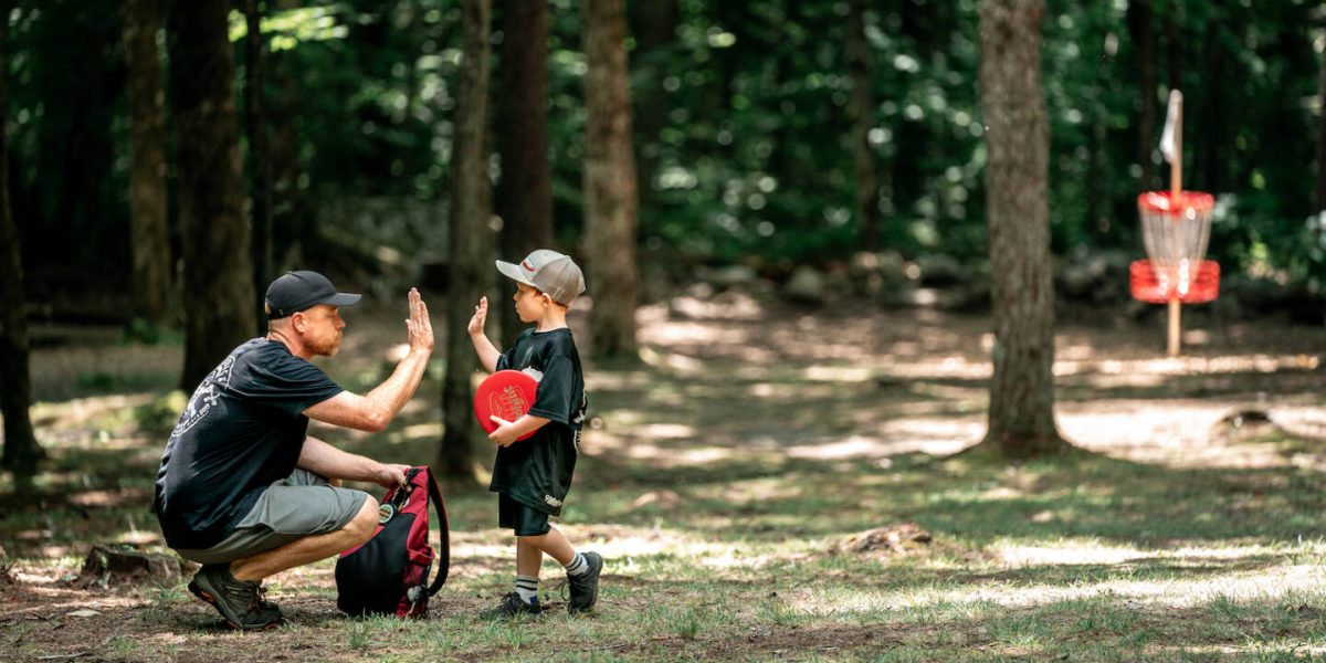 Disc Golf: Sportul care cucerește parcurile și vrea să intre în România Disc golf, un sport inventat în Statele Unite în urmă cu șase decenii, câștigă teren în întreaga lume, inclusiv în România