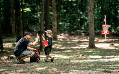 Disc Golf: Sportul care cucerește parcurile și vrea să intre în România Disc golf, un sport inventat în Statele Unite în urmă cu șase decenii, câștigă teren în întreaga lume, inclusiv în România