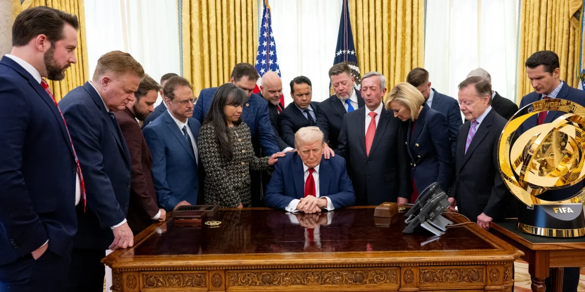 Trump, vizitat de pastori la Casa Albă pentru rugăciune în contextul tensiunilor geopolitice Fostul președinte american Donald Trump a fost vizitat de un grup de pastori la Casa Albă, evenimentul culminând cu o sesiune de rugăciune în care s-a cerut protecție divină și îndrumare pentru liderul politic
