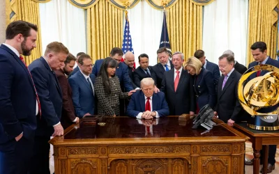 Trump, vizitat de pastori la Casa Albă pentru rugăciune în contextul tensiunilor geopolitice Fostul președinte american Donald Trump a fost vizitat de un grup de pastori la Casa Albă, evenimentul culminând cu o sesiune de rugăciune în care s-a cerut protecție divină și îndrumare pentru liderul politic