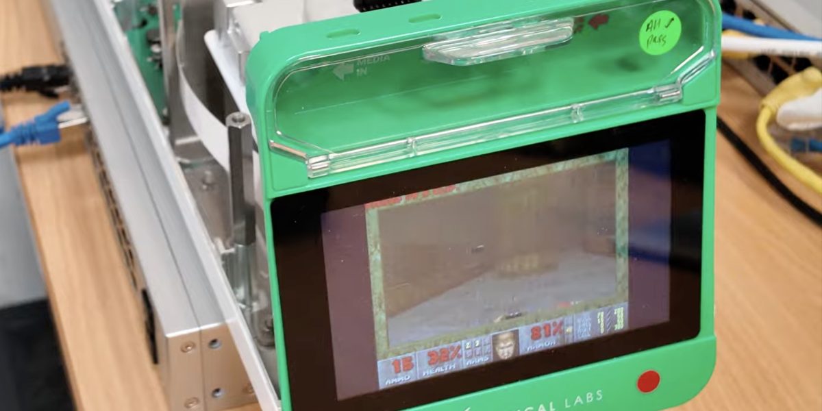 Neuroni umani învață să joace Doom: un pas important pentru „inteligența biologică sintetică” O echipă de cercetători de la Cortical Labs a făcut un pas important în domeniul „inteligenței biologice sintetice”, demonstrând capacitatea unui sistem bazat pe neuroni umani cultivați în laborator de a juca jocul video Doom