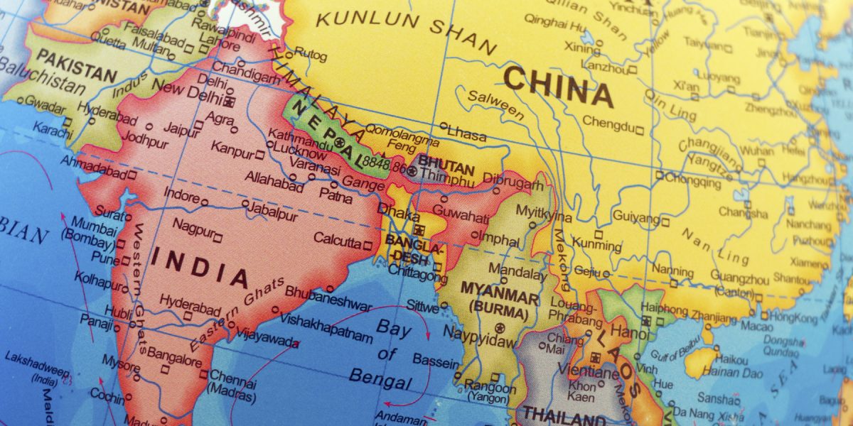 Ucraineni și un cetățean american, reținuți în India pentru legături cu grupări rebele din Myanmar Poliția antiteroristă indiană a reținut șase cetățeni ucraineni și un american, acuzați de intrare ilegală în Myanmar, unde ar fi antrenat grupări rebele implicate în lupte cu armata, conform informațiilor apărute marți în presa locală