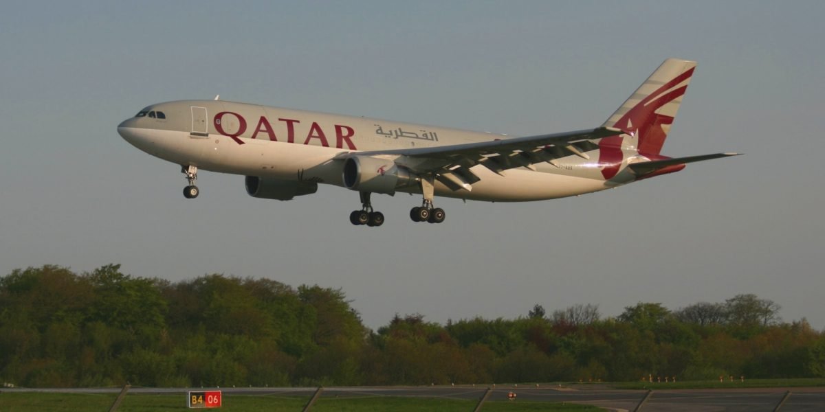 Qatar Airways va relua, începând de joi, operarea de zboruri de urgență pentru pasagerii blocați în Muscat și Riad, conform unui anunț publicat pe platforma X, preluat de agenția Reuters