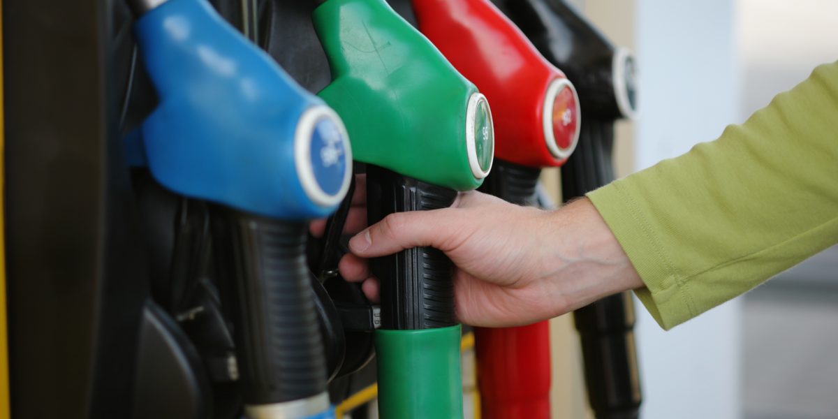 Motorina se scumpește în continuare, prețul benzinei rămâne stabil Prețul motorinei a continuat să crească vineri, cu încă 9 bani pe litru, în timp ce prețul benzinei a rămas neschimbat față de ziua de joi, potrivit datelor publicate în aplicația Monitorul Prețurilor Carburanților