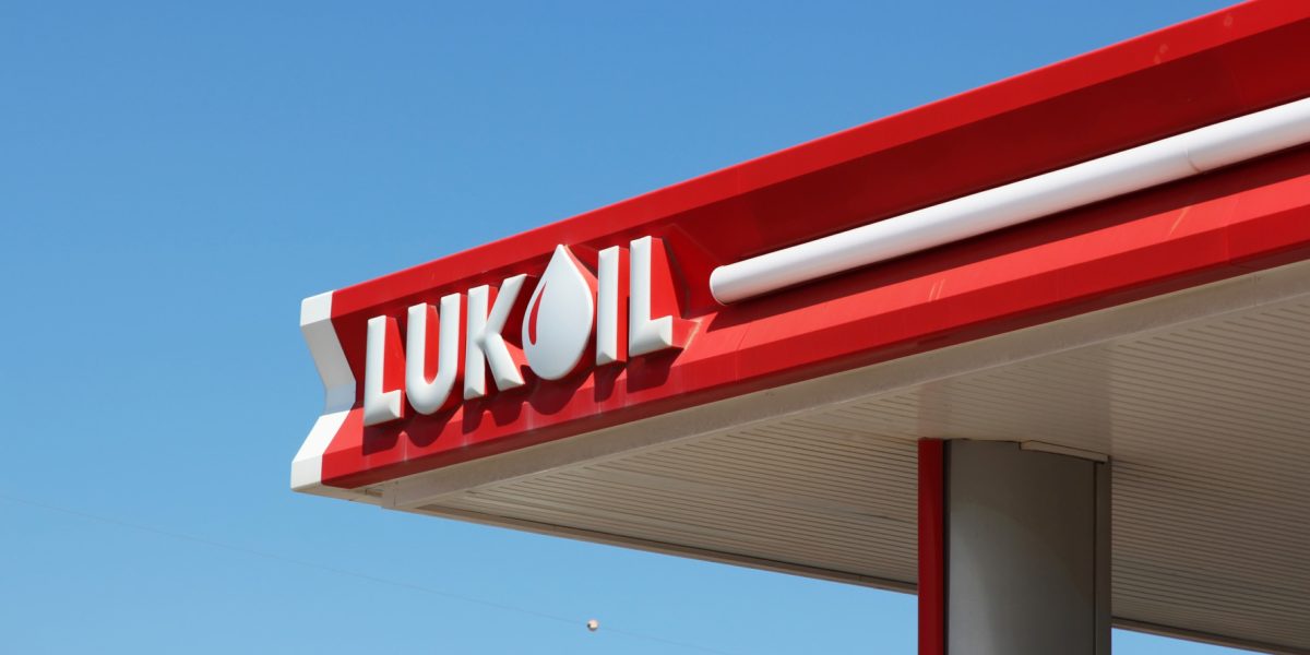 Lukoil, lovită de sancțiunile americane: pierderi de peste 12 miliarde de dolari Compania petrolieră rusă Lukoil a raportat pierderi nete de 1.059 miliarde de ruble (12,386 miliarde de dolari) în 2025, conform standardelor financiare internaționale
