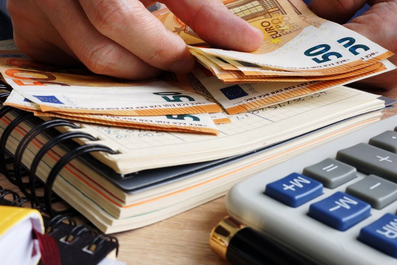 Pragul pentru mijloacele fixe, o bilă neagră pentru antreprenorii români Bucuria antreprenorilor români, anticipată de un pachet de relansare economică al guvernului Bolojan, riscă să se transforme într-o dezamăgire majoră