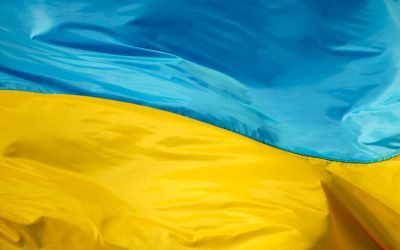 Un cerb origami, simbol al rezistenței ucrainene, străbate Europa înaintea Bienalei de la Veneția O sculptură reprezentând un cerb în stil origami, salvată de pe frontul ucrainean, face în prezent un tur al Europei, stârnind emoție și controverse