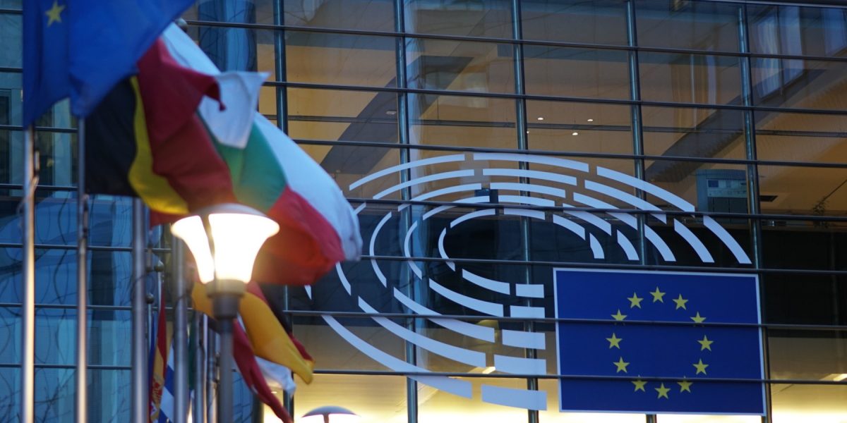 Comisia Europeană cere pregătiri pentru criza petrolului, pe fondul tensiunilor din Orientul Mijlociu Bruxelles-ul solicită statelor membre ale Uniunii Europene să se pregătească pentru posibile perturbări ale aprovizionării cu petrol