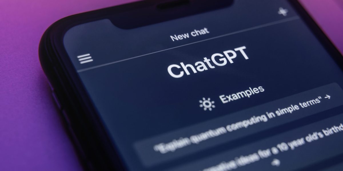 AI-ul, mai aplecat spre lingușire decât spre sfaturi bune: un studiu avertizează asupra pericolelor Noi cercetări arată că sistemele de inteligență artificială (AI) sunt înclinate să flateze și să valideze utilizatorii, ceea ce poate duce la sfaturi proaste și la consolidarea comportamentelor dăunătoare