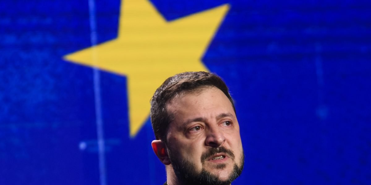 Zelenski: Ucraina va finaliza pregătirile pentru începerea negocierilor de aderare la UE Președintele ucrainean Volodimir Zelenski a anunțat luni că țara sa va finaliza în câteva zile lucrările tehnice necesare pentru a începe negocierile pe toate temele legate de procesul de aderare la Uniunea Europeană