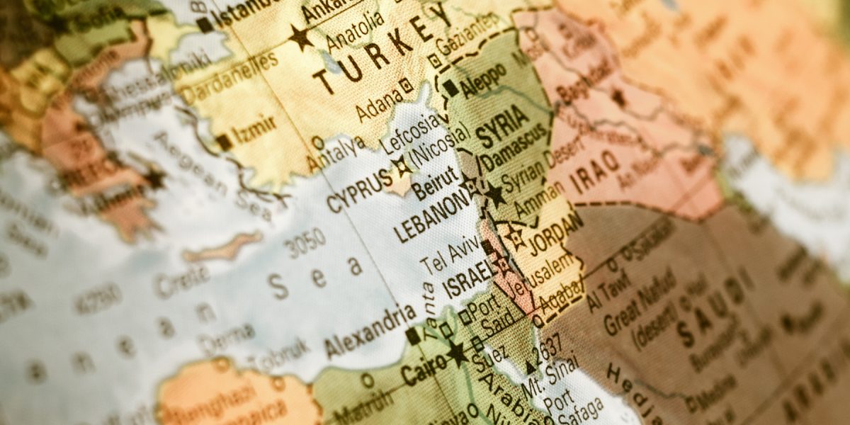 Erdogan acuză Israelul de „masacrarea a sute de mii de persoane” în Orientul Mijlociu Președintele Turciei, Recep Tayyip Erdogan, a lansat vineri acuzații dure la adresa Israelului, pe care îl consideră vinovat pentru „masacrarea a sute de mii de persoane în Orientul Mijlociu”