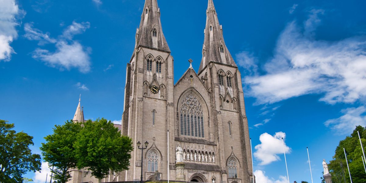 O altfel de celebrare a Zilei Sfântului Patrick: pe jos, prin Irlanda de Nord Ziua Sfântului Patrick, celebrată pe 17 martie în întreaga lume, merge dincolo de festivități zgomotoase și parada tradițională