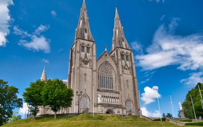 O altfel de celebrare a Zilei Sfântului Patrick: pe jos, prin Irlanda de Nord Ziua Sfântului Patrick, celebrată pe 17 martie în întreaga lume, merge dincolo de festivități zgomotoase și parada tradițională