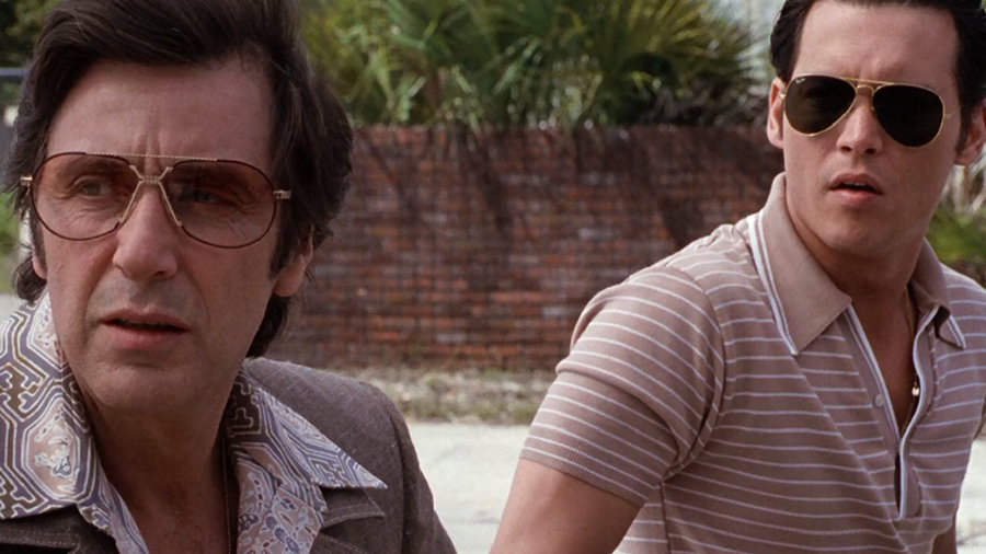 Donnie Brasco: O incursiune în lumea mafiei cu Johnny Depp și Al Pacino Filmul „Donnie Brasco”, lansat în 1997, cu Johnny Depp și Al Pacino, rămâne o producție cinematografică memorabilă, care explorează complexitatea infiltrării unui agent FBI în lumea mafiei